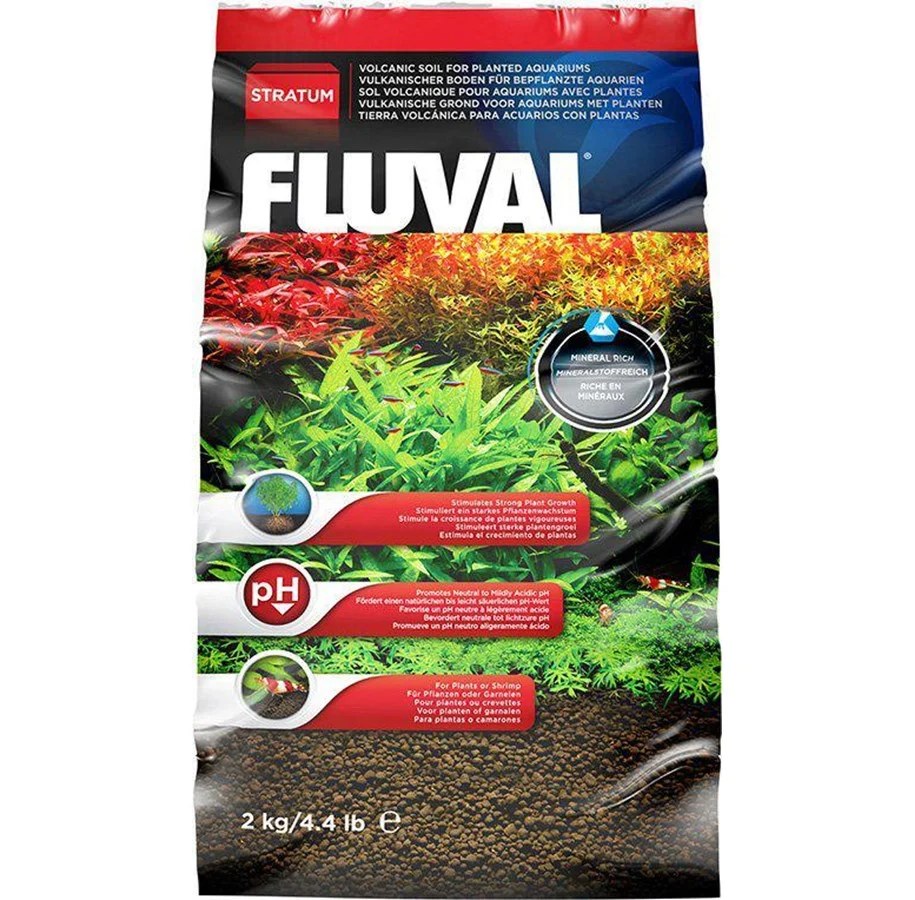 Pose Fluval Stratum med grønne og røde vandplanter på forsiden og mørk jord nederst